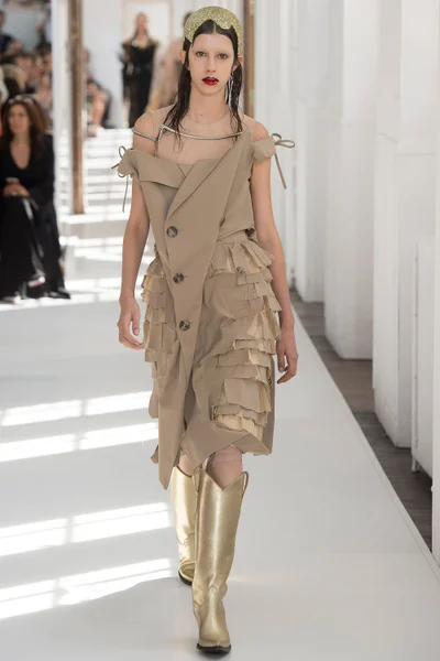 Look 10